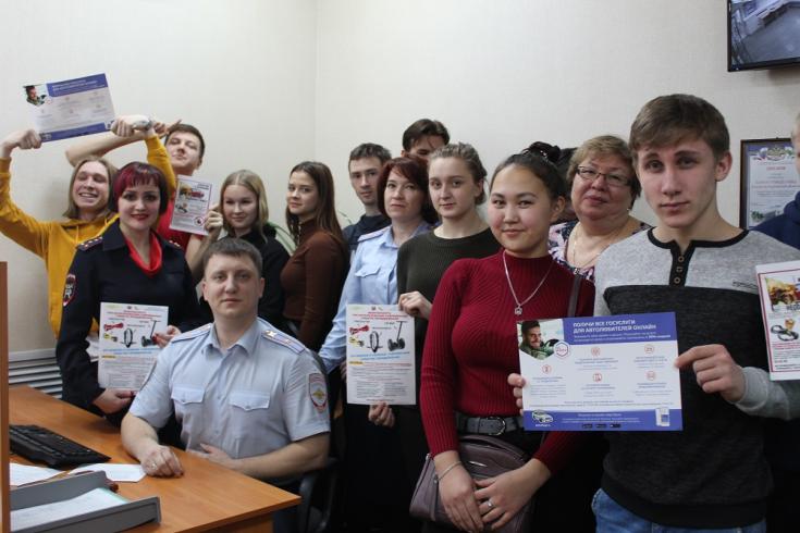 В Кургане в преддверии Дня защитника Отечества дорожные полицейские рассказали студентам о подвигах своих коллег