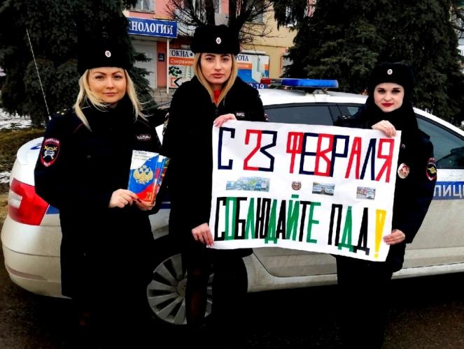 С предстоящим Днем защитника Отечества в Липецкой области автомобилистов поздравляли девушки в погонах