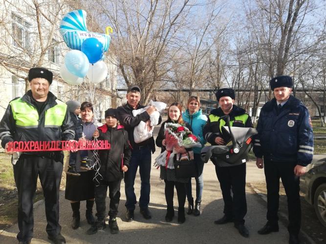 В преддверии Дня защитника Отечества ставропольские автоинспекторы поздравили с рождением сына свою коллег
