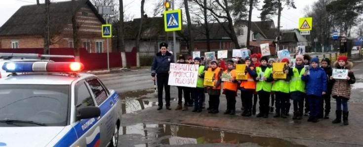 Используя агитационные постеры, школьники обратились к брянским водителям с просьбой пропускать пешеходов