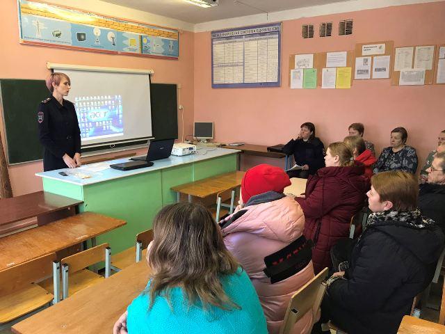 В Смоленской области сотрудники Госавтоинспекции проводят профилактические беседы с родительскими коллективами