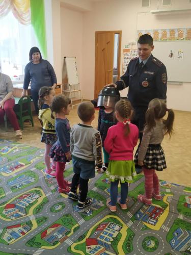 «Урок мужества в Дашковской школе». В преддверии Дня защитника отечества сотрудники ГИБДД познакомили воспитанников с работой инспектора ДПС