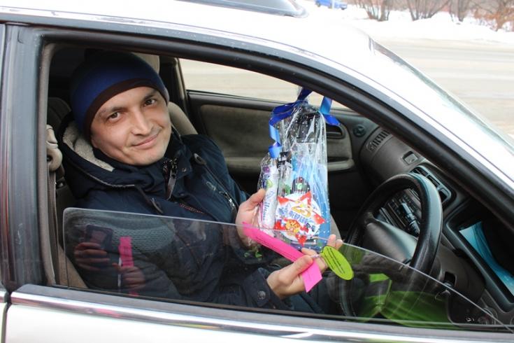 В Шарыпово праздничный патруль поздравил автолюбителей с наступающим Днем защитника Отечества