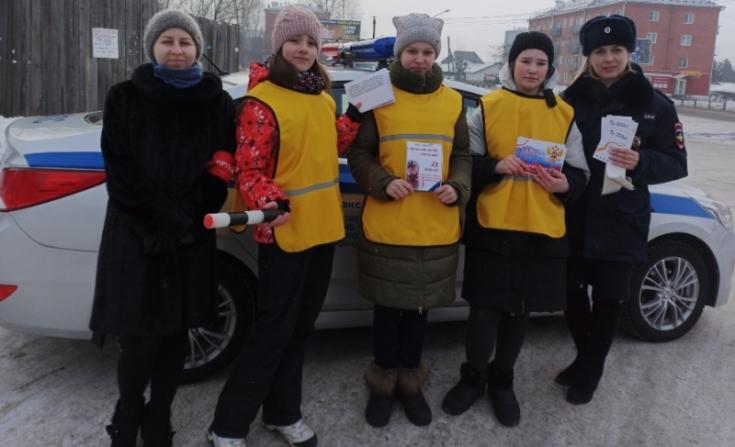В Канске водителей-мужчин с наступающим Днем защитника Отечества поздравил необычный женский экипаж
