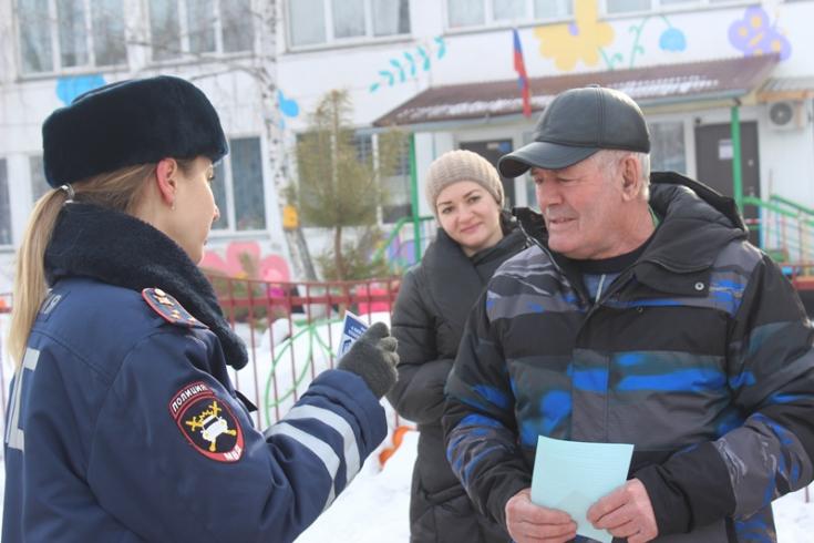 Сотрудники Госавтоинспекции с воспитанниками детского сада в преддверии Дня защитника Отечества поздравили водителей