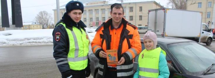 В Новосибирске автоинспекторы вместе с ЮИДовцами провели акцию «Защитник Отечества – за безопасность движения!»