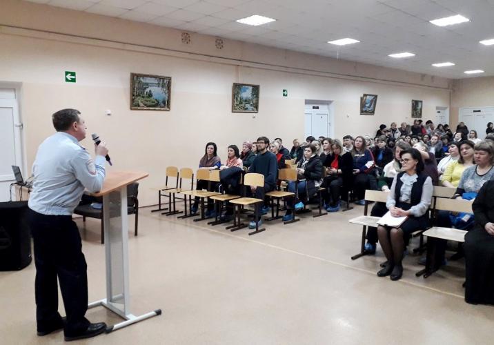 Начальник Кинельской Госавтоинспекции принял участие в общешкольном родительском собрании