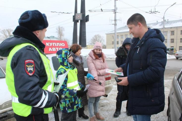 В Новосибирске автоинспекторы вместе с ЮИДовцами провели акцию «Защитник Отечества – за безопасность движения!»