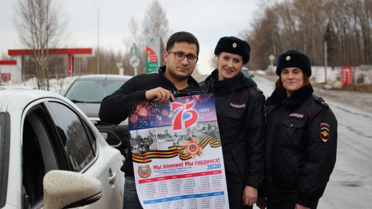 В Ивановской области девушки в погонах поздравили мужчин-водителей с наступающим праздником