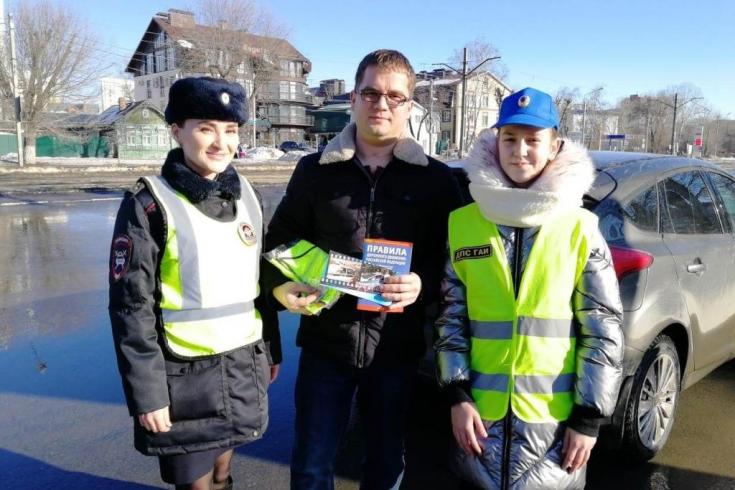 «Женский патруль ГИБДД» и юные инспекторы движения поздравили ульяновских водителей с Днем защитника Отечества