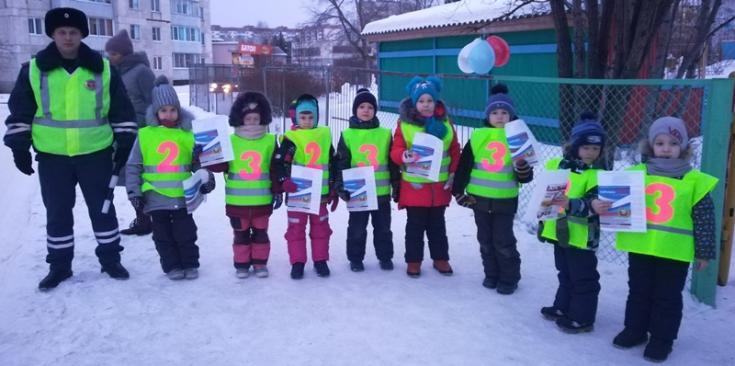 В Зеленогорске госавтоинспекторы и их юные помощники провели акцию ко Дню защитника Отечества