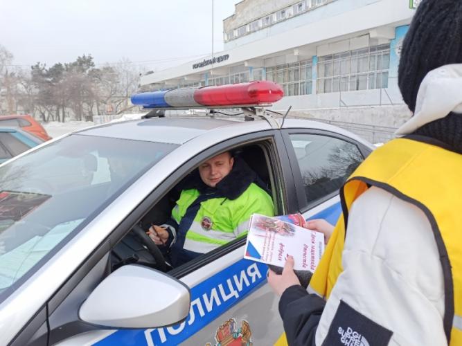 В Канске водителей-мужчин с наступающим Днем защитника Отечества поздравил необычный женский экипаж