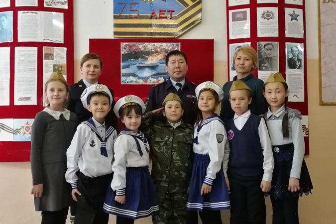 В Тункинском районе сотрудники ГИБДД поддержали патриотическую акцию «Неделя Мужества»