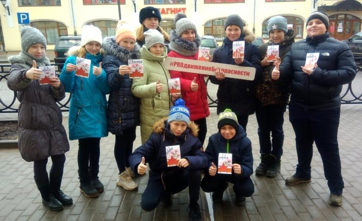 Сотрудники Госавтоинспекции поздравили новгородских мужчин-водителей с приближающимся Днем защитника Отечества