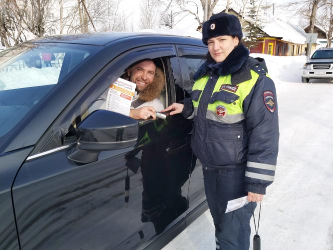 Инспектор ДПС ОГИБДД Алданского района Оксана Молитвик накануне праздника на несколько часов стала «дорожной феей»