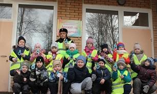 В Гагарине сотрудники ГИБДД и дети провели акцию "Будь защитником во всем!"