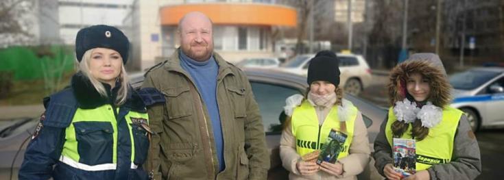 Сотрудницы ГИБДД Москвы поздравляют мужчин с Днем Защитника Отечества