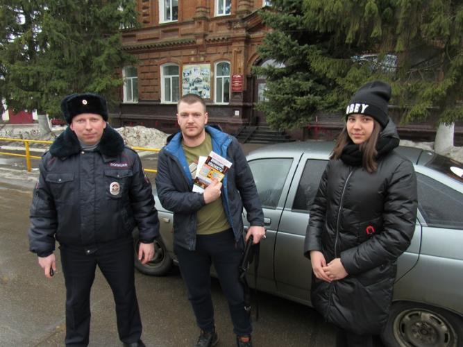 В Аткарске автоинспекторы провели акцию "Письмо водителю и пешеходу"