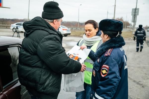 Инспекторы ГИБДД Рязанской области поздравили автолюбителей накануне Дня защитника Отечества