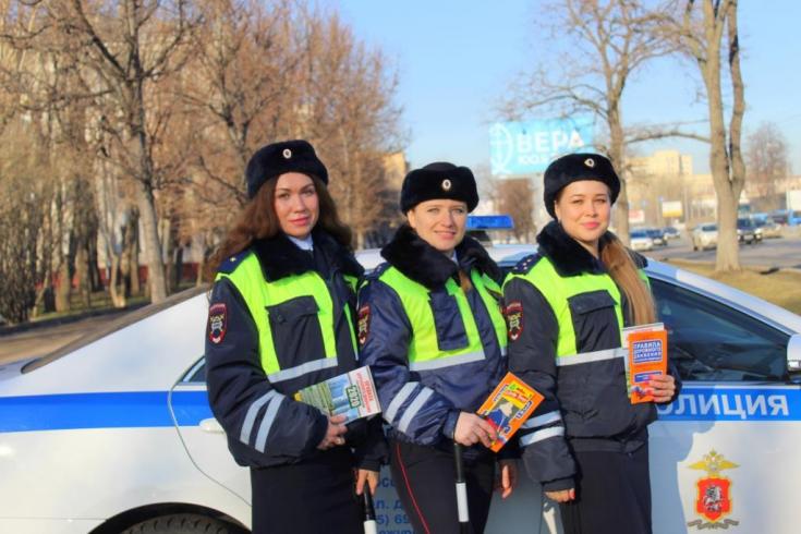 Сотрудницы Госавтоинспекции города Москвы поздравили водителей с Днем защитника Отчества