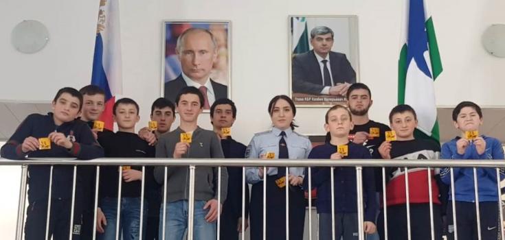 Световозвращающие аксессуары получили юные защитники Отечества в преддверии праздника