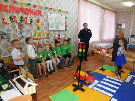 Донские автоинспекторы помогают дошкольникам изучать правила поведения на дороге юных пешеходов и пассажиров