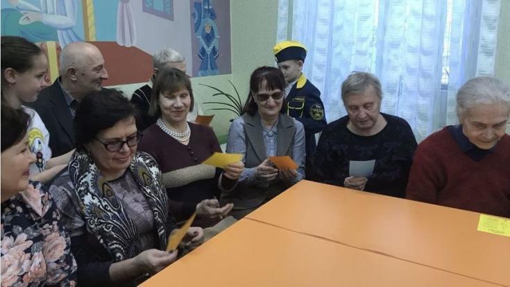Юные инспекторы движения провели для возрастных пешеходов урок безопасности