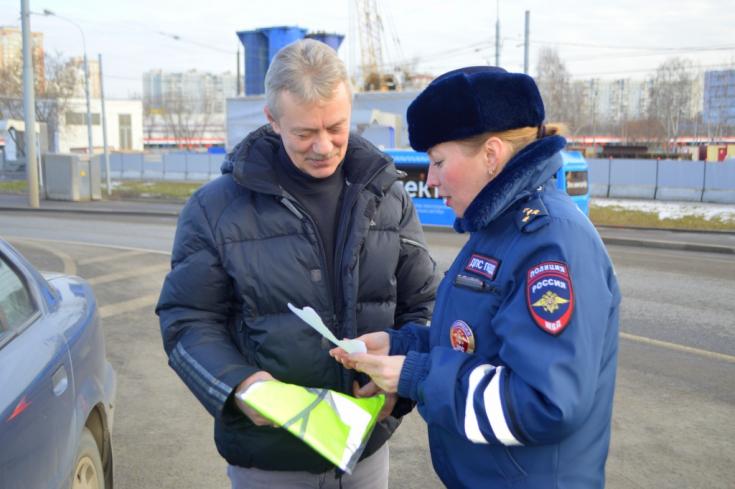 Сотрудницы столичной Госавтоинспекции поздравляют мужчин с Днем защитника Отечества