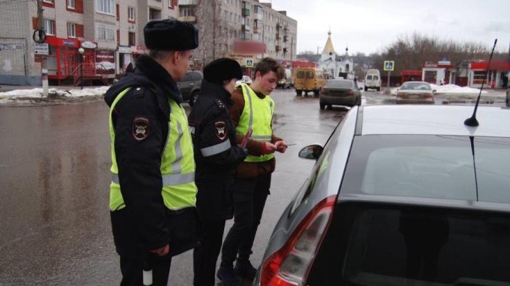 Волонтёры и сотрудники ГИБДД в Богородске подарили автолюбителям «автобэйджики» со справочной информацией