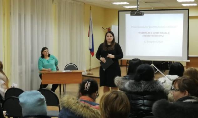 Сотрудники Североморской Госавтоинспекции продолжают проводить профилактическую работу с родителями школьников