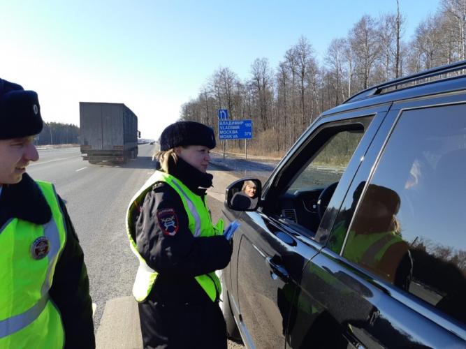 Сотрудницы нижегородской Госавтоинспекции поздравили мужчин с праздником