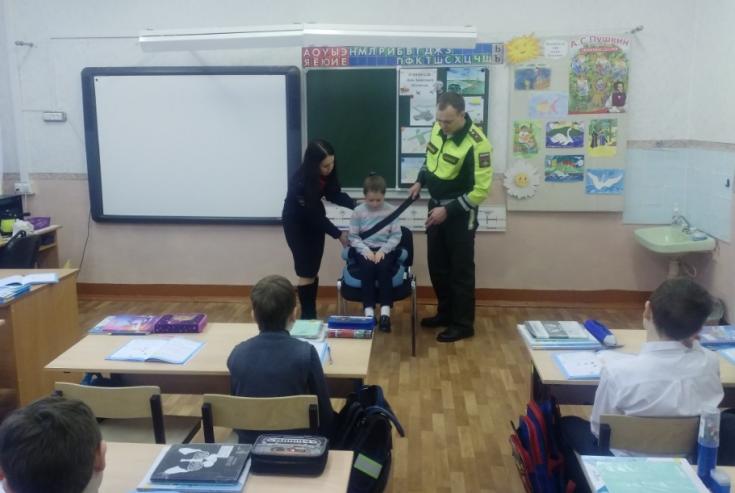 Сотрудники Госавтоинспекции города Оленегорска провели профилактическое мероприятие «Автокресло детям!»