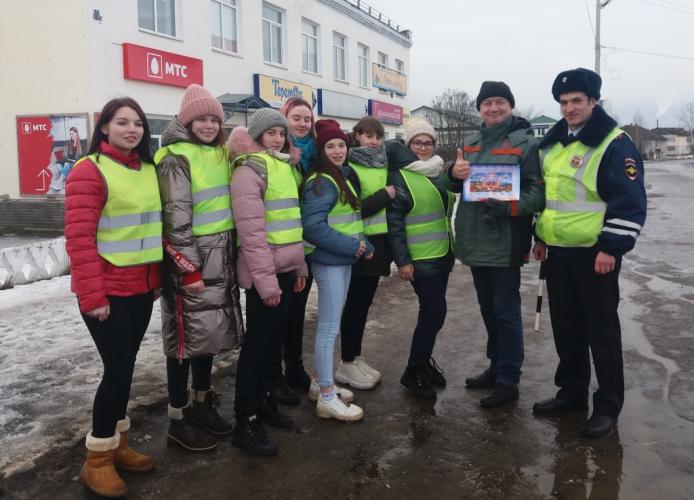 Уренские автополицейские поздравили мужчин-водителей с наступающим праздником