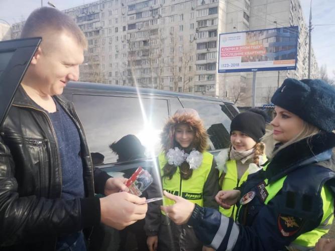 Сотрудницы ГИБДД Москвы поздравляют мужчин с Днем защитника Отечества