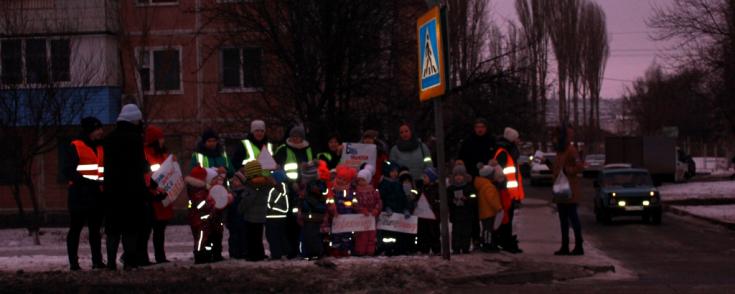 В Белгородской области активные родители и дети развернули консультационные пункты по дорожной безопасности на пешеходных переходах