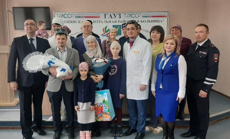 В Татарстане автоинспекторы рассказали будущим родителям об основах безопасности перевозок детей в автомобиле