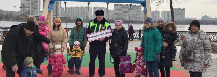 Инспекторы ГИБДД Москвы напомнили родителям о необходимости воспитания законопослушных пешеходов