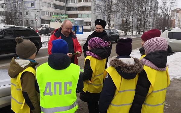 В рамках месячника патриотического воспитания молодёжи, проводимого в честь 23 февраля, сотрудники отдела ГИБДД Межмуниципального управления МВД России «Братское» провели ряд встреч в детских образовательных учреждениях.  Инспектор дорожно-патрульной служ