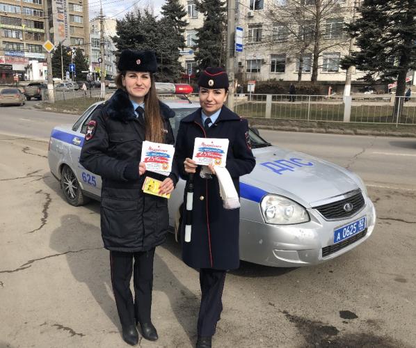 Сотрудницы симферопольской Госавтоинспекции поздравили автолюбителей с Днем защитника Отечества