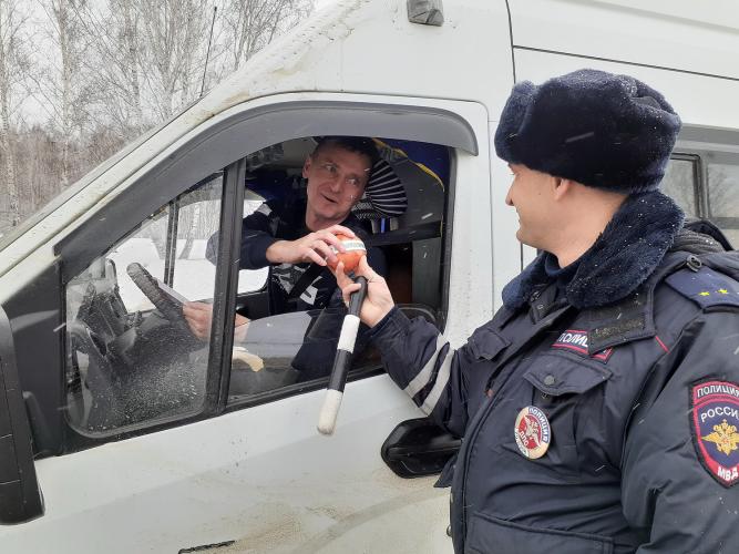 В Томской области сотрудники Госавтоинспекции вооружили водителей гранатами