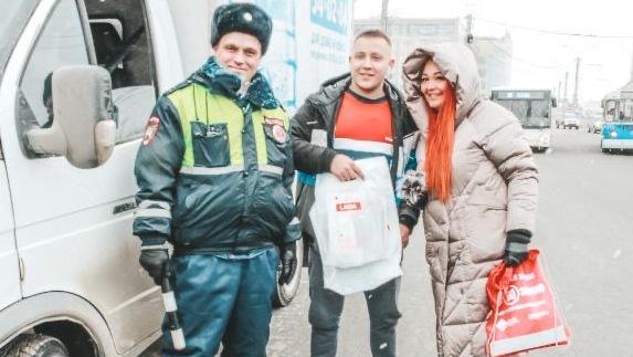 В Чебоксарах праздничный патруль ГИБДД поздравил автомобилистов с Днем защитника Отечества