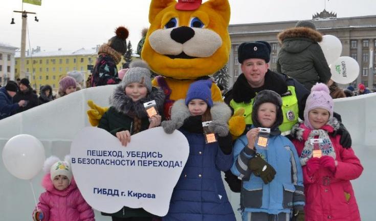 Сотрудники Госавтоинспекции Кировской области обращают внимание пешеходов на строгое соблюдение дорожных правил