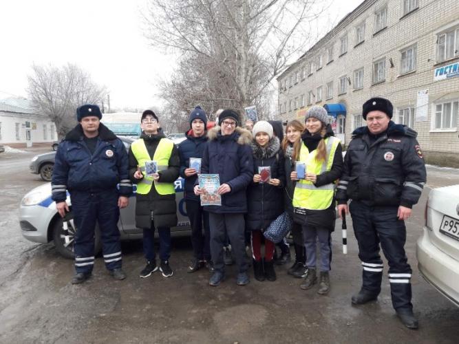В Новоузенске сотрудники Госавтоинспекции поздравили автолюбителей с Днем защитника Отечества