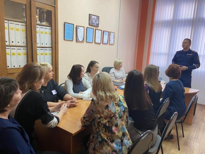 Кировские автоинспекторы консультируют педагогов по вопросам обучения детей дорожной грамоте