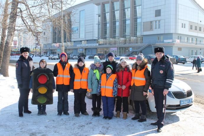В Ангарске школьники и дорожные полицейские провели акцию «Дисциплинированный водитель – лучший защитник Отечества!»