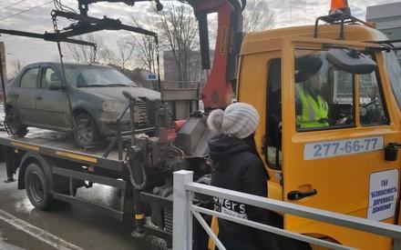 ВЫШЕЛ ЗА ПИРОЖКОМ - ОСТАЛСЯ БЕЗ АВТО: В КАЗАНИ МАШИНЫ АВТОХАМОВ УВОЗЯТ НА ЭВАКУАТОРЕ