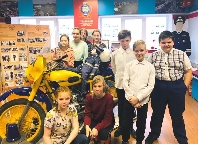 На патриотическом уроке школьникам Великого Новгорода рассказали об этапах становления дорожной полиции