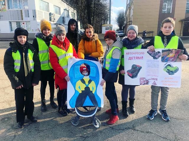 В городе Починке сотрудники Госавтоинспекции совместно с отрядом ЮИД провели акцию «Маленький пассажир – большая ответственность»