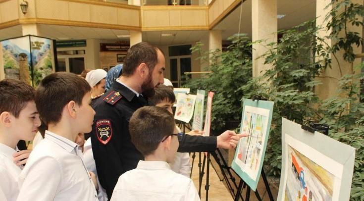 В Грозном, авторы рисунков постарались привлечь внимание к детскому дорожно-транспортному травматизму.