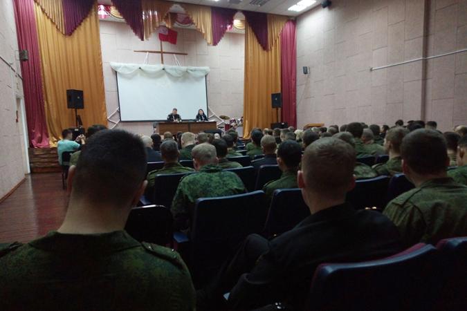 В Северобайкальске сотрудники ГИБДД обсудили с военнослужащими вопросы дорожной безопасности